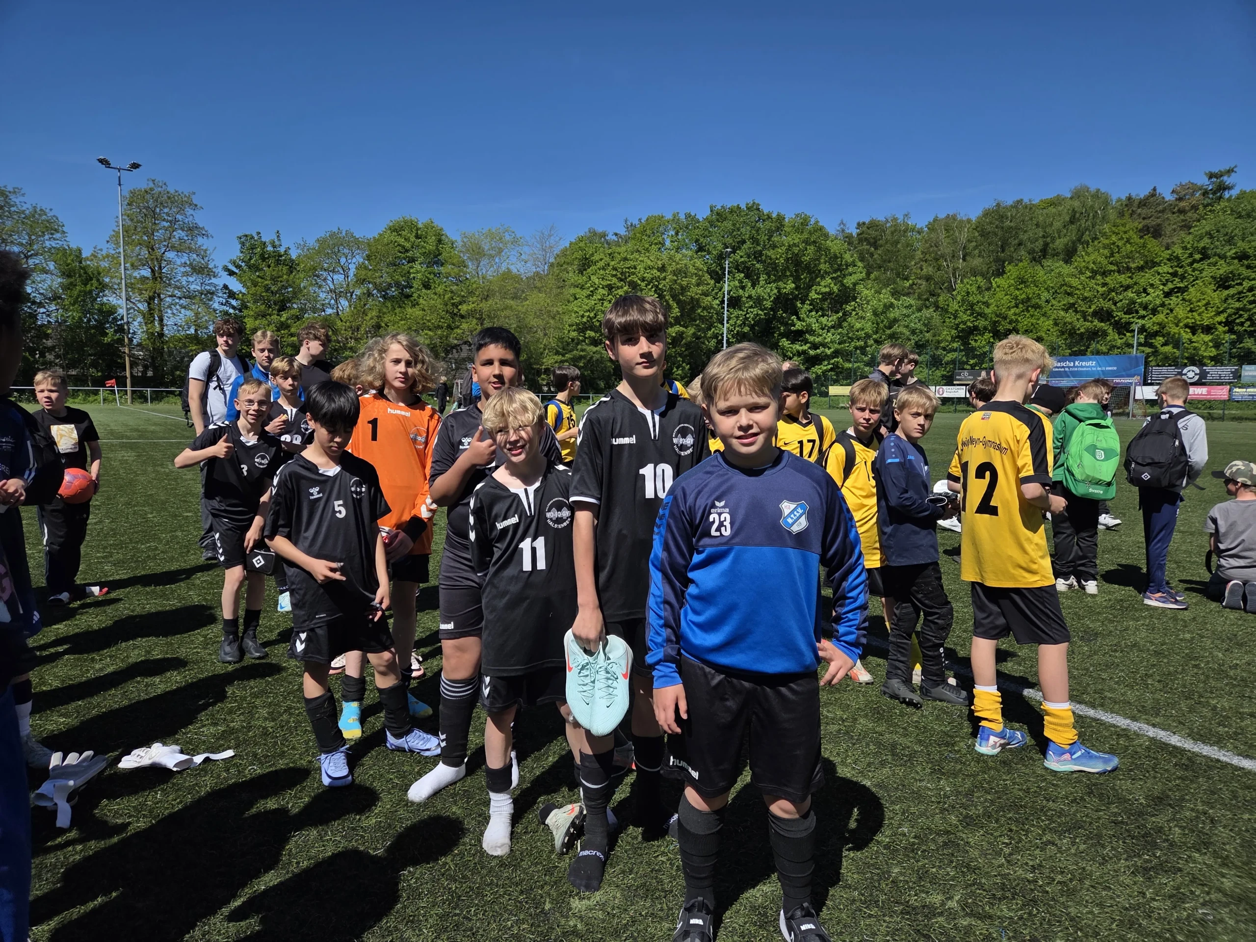 junge Fußballer der männlichen WoBo-U13-Auswahl auf dem Fußballplatz