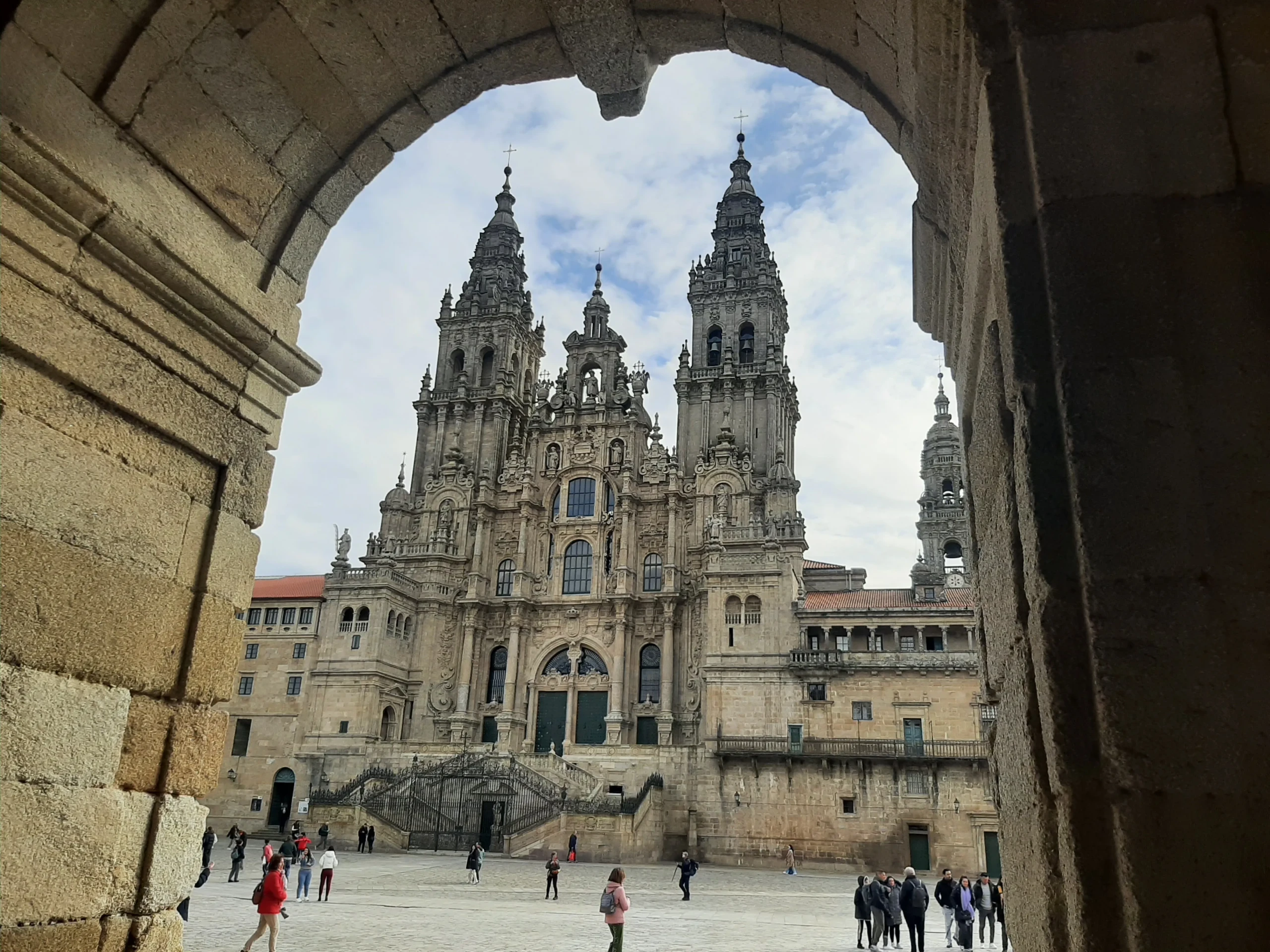 Blick aus einem Torbogen auf die Kathedrale von Santiago de Compostella