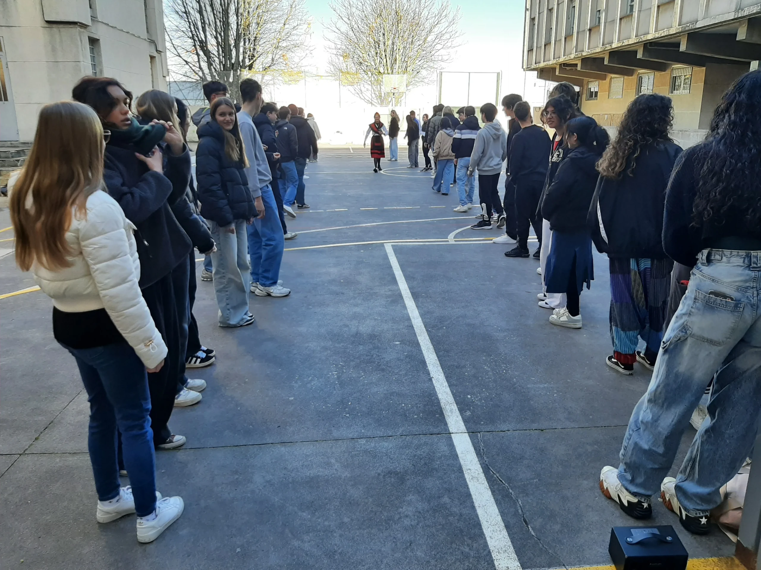 Schülerinnen und Schüler stehen in zwei Reihen zum Tanzen bereit