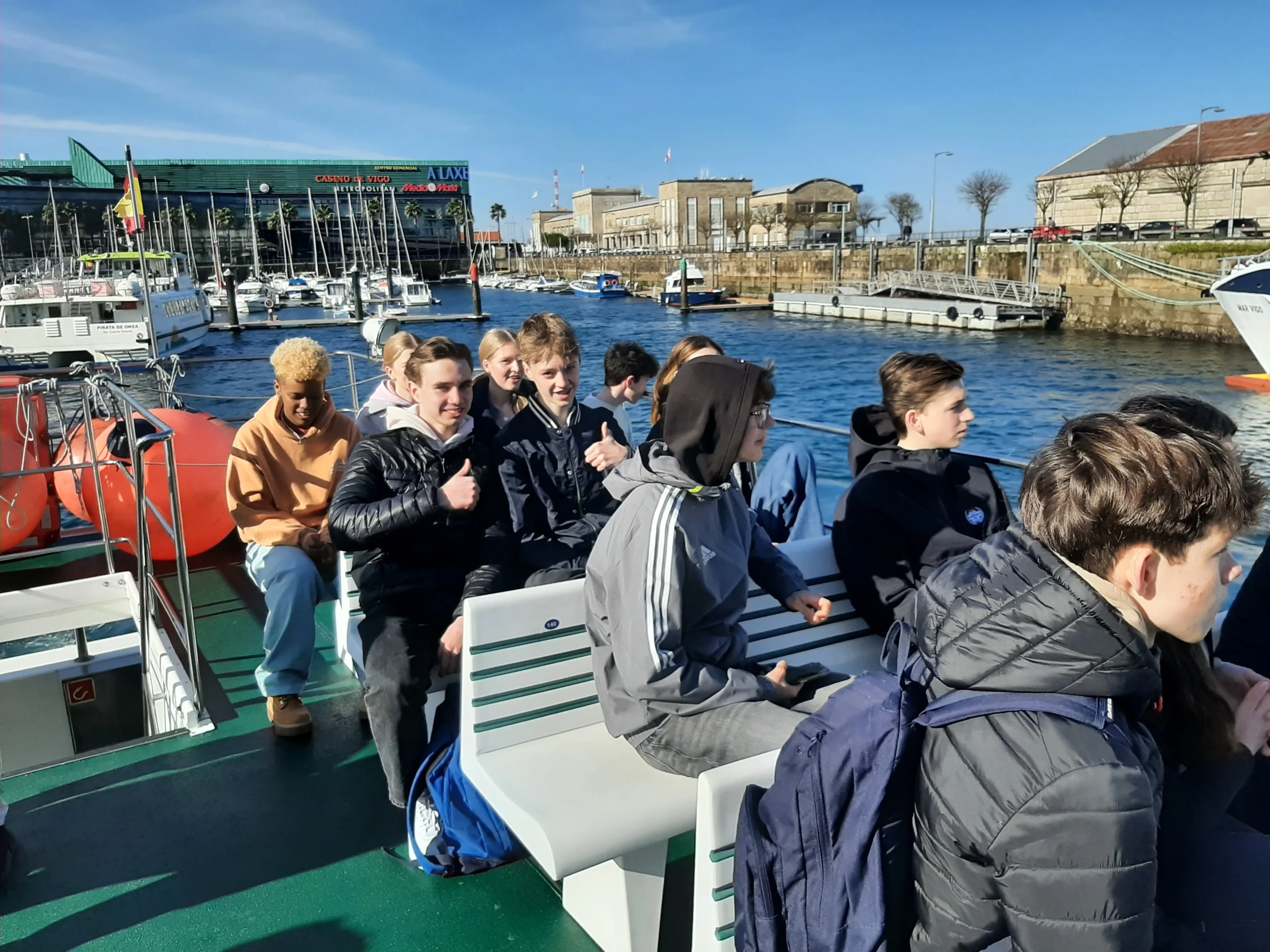 Schülerinnen und Schüler auf dem Oberdeck der Fähre von Vigo nach nach Cangas