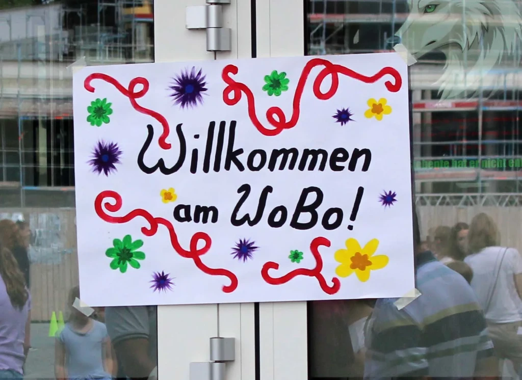 Selbstgemaltes Plakat mit der Aufschrift "Willkommen am WoBo!"