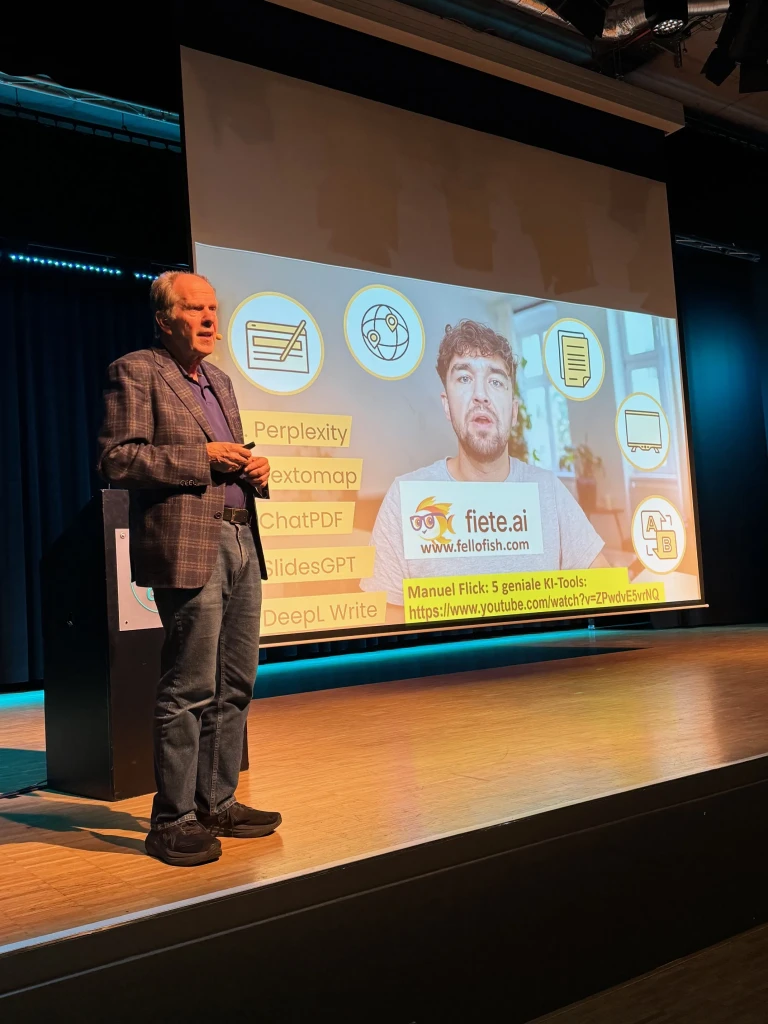 Prof. Dr. Burow beim Vortrag in der Aula des Wolfgang-Borchert-Gymnasiums