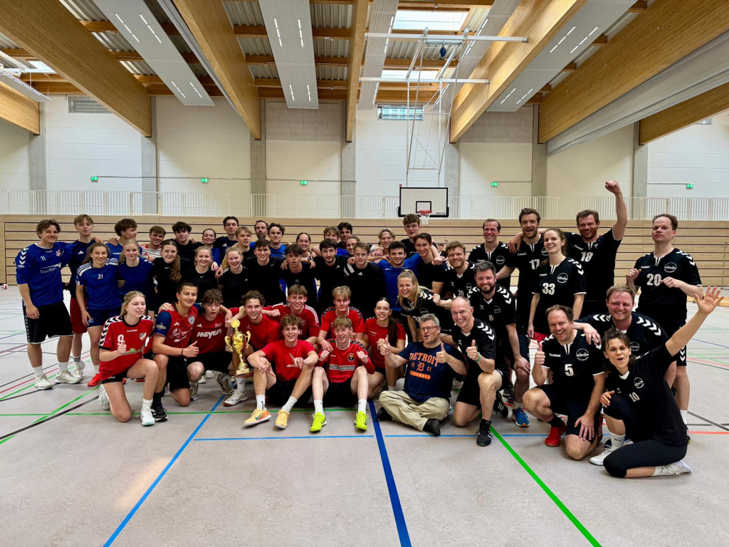 Teilnehmerinnen und Teilnehmer des Christmas Cups 2025